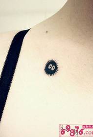 Imatge de tatuatge de carbó negre bonic al coll