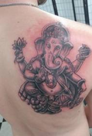 kiel tatuaje sur la dorso de vira knabo kun tatuaje de nigra elefanto