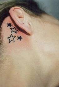 Mädchen hinter dem Ohr Kleine frische Tattoo-Muster auf der Wurzel