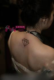 photo de tatouage de diamant frais de cou de beauté
