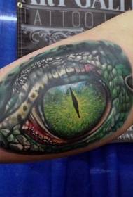 nagy kar nagyon reális krokodil szem tetoválás mintát