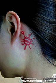 გოგონა ყურის წვეთები კბილის ბეჭდვის tattoo ნიმუში
