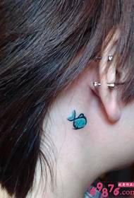 Na het oor schattige kleine vis tattoo foto