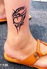 Modello di tatuaggio totem occhio gamba