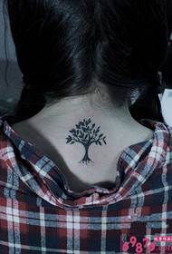 新鮮な小さな木の背中の首のタトゥー画像