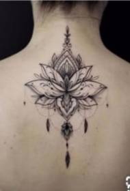 Όμορφη πίσω σπονδυλική στήλη του κοριτσιού στο πίσω μέρος του τατουάζ του κοριτσιού