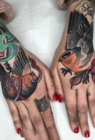 27 tatuaggi floreali sul retro del collo e sul collo del piede