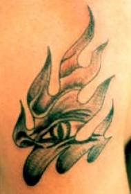 patrón de tatuaje de ojos y llama tribal