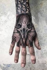 Negyvos juodos rankos tatuiruotė - nuo rankos iki tamsiai juodos tatuiruotės modelio, esančio plaštakos gale