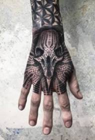 Tatuaggio posteriore morto nero - Dal braccio al disegno del tatuaggio nero scuro sul dorso della mano