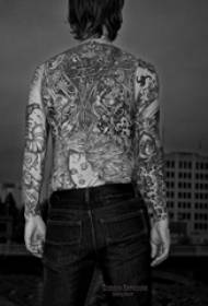 tatuaggio posteriore ragazzo maschio sul retro dell'immagine del tatuaggio personaggio nero