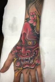 9 manos llenas en la parte posterior del león Otros patrones de tatuajes tradicionales
