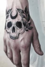 Scuru di u tatuu di a mano nera scura torna