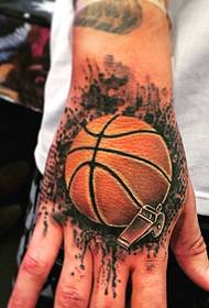 Спортен мъжки гръб с баскетболна татуировка е много реалистичен