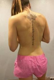 Nena de tatuaje nas costas Tatuaxes de loto e sánscrito