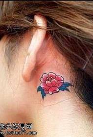 modello tatuaggio orecchio peonia