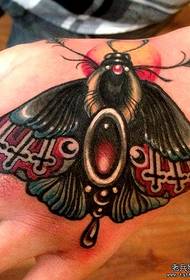 rekomenduokite pritaikytą drugelio tatuiruotę ant rankos nugaros