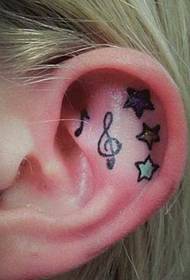 कान का रंग पूर्ण स्टार टैटू पैटर्न