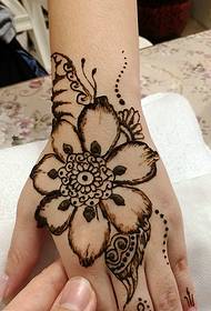 skaista rokas aizmugure ar skaistu Hennas tetovējumu