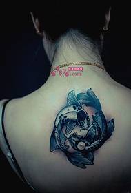 immagine di bellezza del collo posteriore di bellezza Pesci tatuaggio