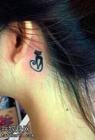 ucho malé čerstvé tetovanie mačací vzor