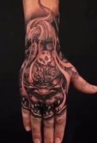 9 tatuagens nas costas escuras na parte de trás da tatuagem mão