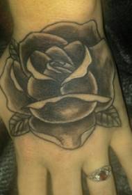 девојка за тетоважу леђа на полеђини руке на слици тетоваже црне руже