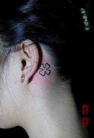 tótem de orella de rapaza patrón de tatuaxe de trevo de catro follas