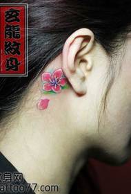 skaistums ausu krāsa ķiršu ziedu tetovējums