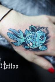 Meedchen Hand kleng Goldfish Tattoo Muster zréck