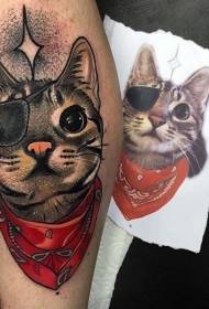 modello di tatuaggio gatto con un occhio divertente di vitello colorato new school