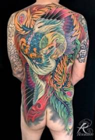 后背纹身男 男生后背上彩色的植物和动物纹身图片