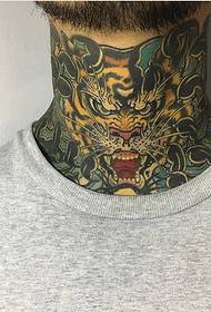 Patrón de tatuaje de tigre no pescozo