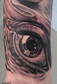 Рука татуировки глаз