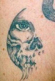 teschio con motivo tatuaggio occhio umano