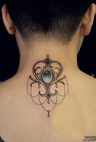 ženski uzorak za dijamant tetovaže na vratu