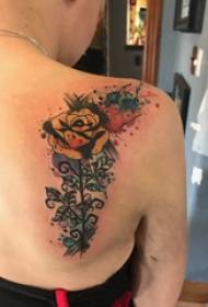 Rose tatoveringsfigur jenters rygg på det delikate rosetatoveringsbildet