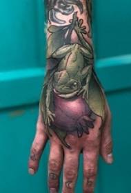 mão de volta tatuado mão masculina na parte de trás da planta e imagens de tatuagem de sapo