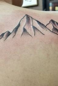 Тетовирана задна девојка на задниот дел од црната планинска слика за тетоважа
