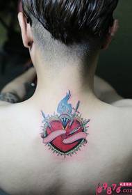 zwaard doorn rood hart terug nek mode tattoo foto