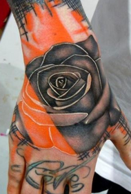 убава розова тетоважа на задниот дел од раката