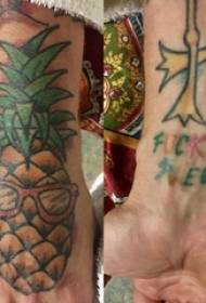 रंगीत अननस टॅटू चित्राच्या मागील बाजूस हाताने मागे टॅटू केलेला नर हात