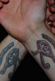 coppia di polsi con tatuaggio egiziano Horus