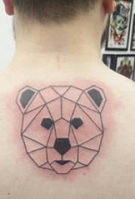 werom tatoet manlike jonge op 'e rêch fan in tatoeërafbylding fan swarte bear