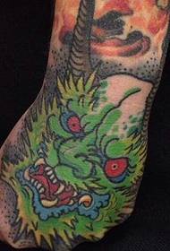 disegno del tatuaggio del drago di colore che copre l'intero dorso della mano
