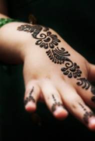 tangan tangan gadis pada garis abstrak hitam bunga gambar tatu halus