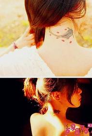 tjej hals bara vackra lilla guldfisk tatuering bild bild