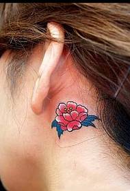 ຮູບແບບ tattoo peony ຫູ