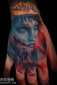 tatouage portrait sanglant sur le dos de la main