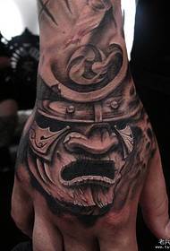 un tatuaggio di samurai nantu à a spalle di a manu